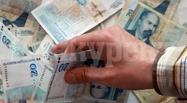 Хлапак обрал пастрока си, задигнал 1300 лева и си купил дрехи