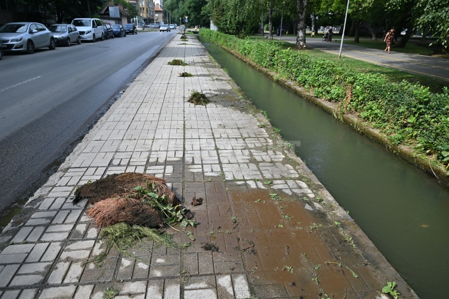 Водолази отпушват на ръка канал „Извора\