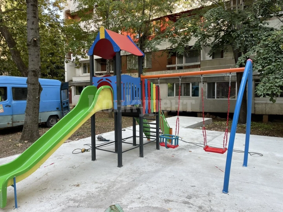Изграждат се нови детски площадки във Враца