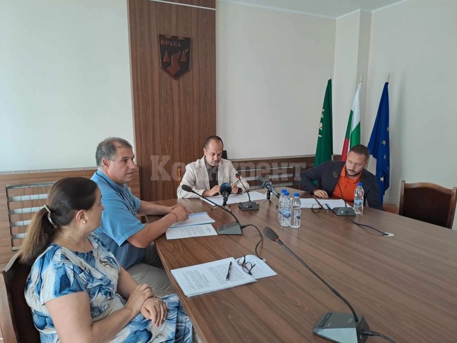 Кмет излиза срещу заместника си на тенис корта