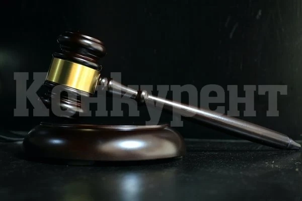 Мъж пусна голи снимки на жена, съдът постанови да й изплати 1,2 млрд. долара