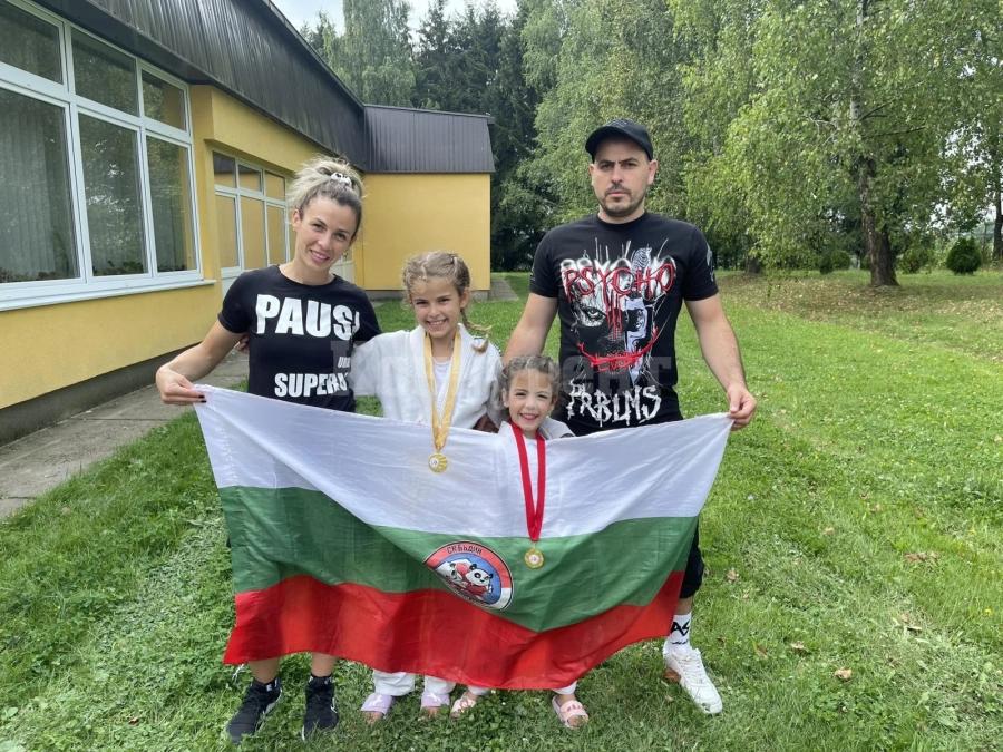 Нанси и Никол печелят злато зад граница, докато връстничките им си играят с кукли