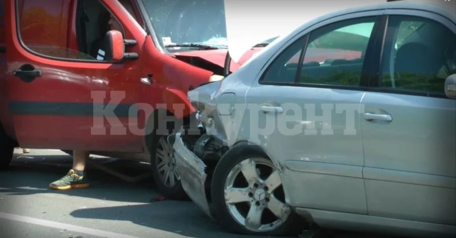 Шофьор с „Пежо“ не спря на СТОП и предизвика катастрофа на обхода на Враца