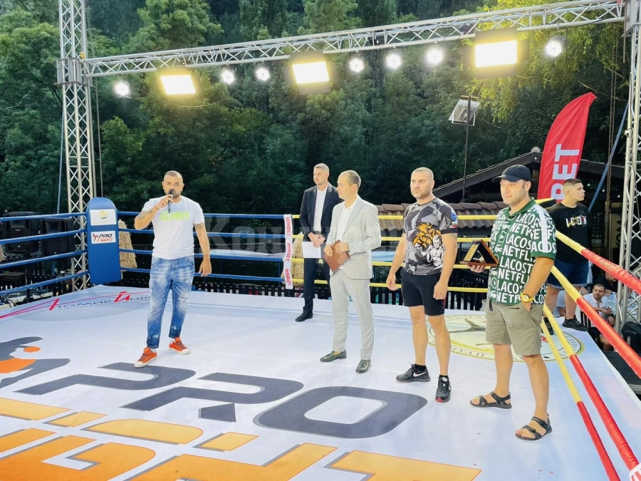 Стотици присъстваха на галавечер по кикбокс във Враца СНИМКИ