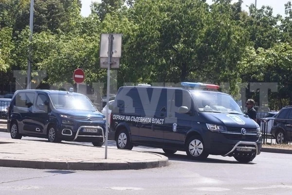 Самолетът с Васил Божков кацна в София - карат го на преглед, при следовател и оттам в ареста