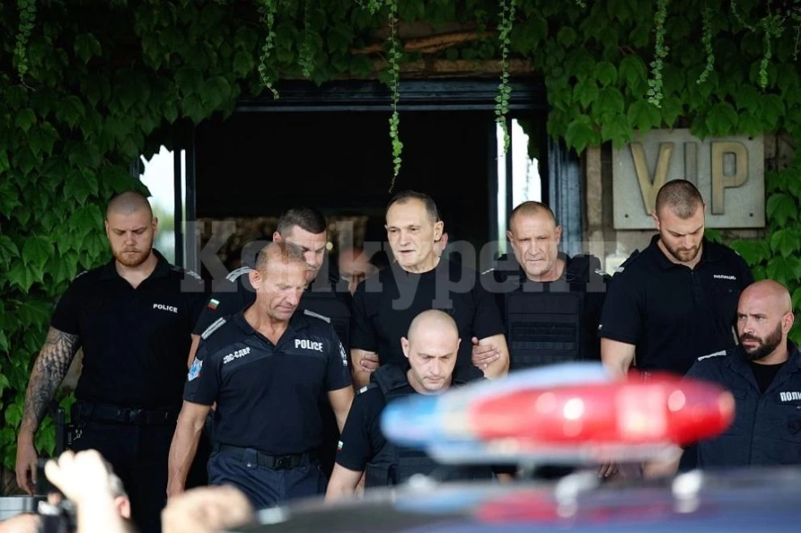 Задържаха Васил Божков на Летище София
