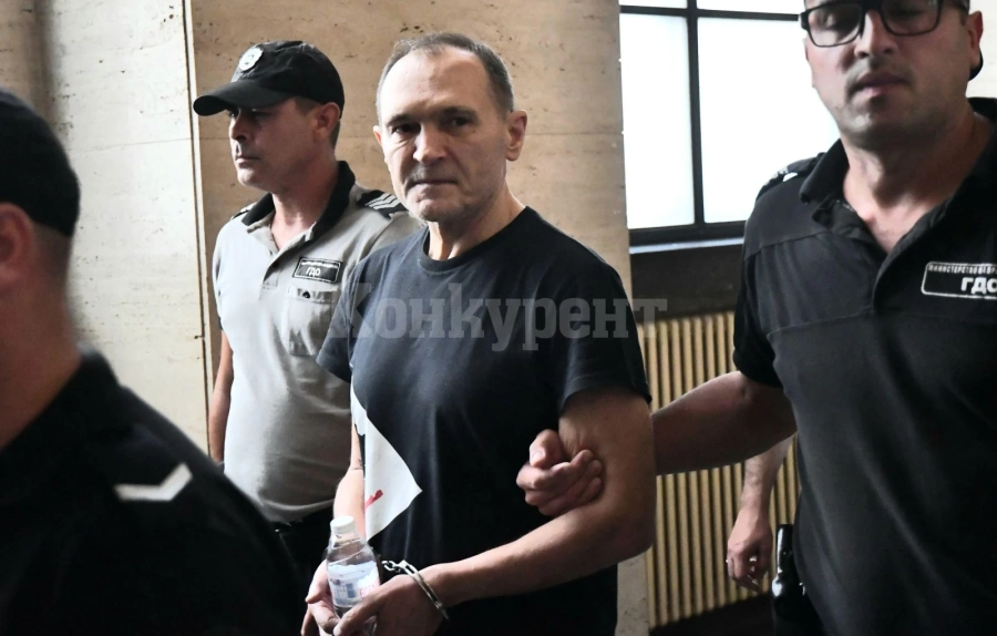 Васил Божков бил предупреден от политици да напусне България