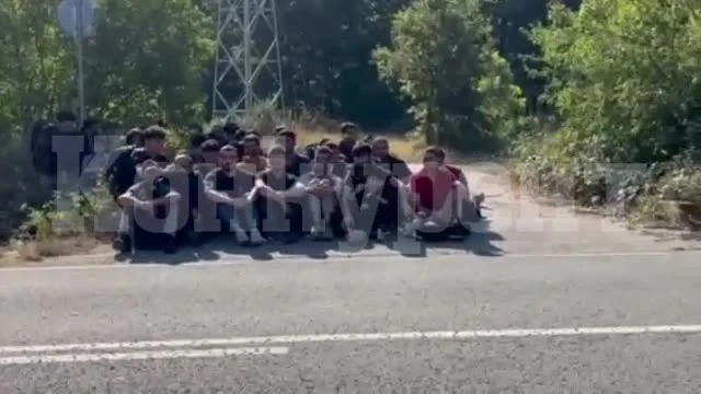 Хванаха огромна група мигранти в Странджа, сред тях жени и деца