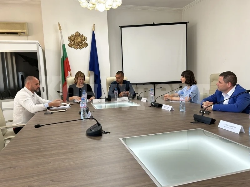 Донкинска събра на една маса депутати