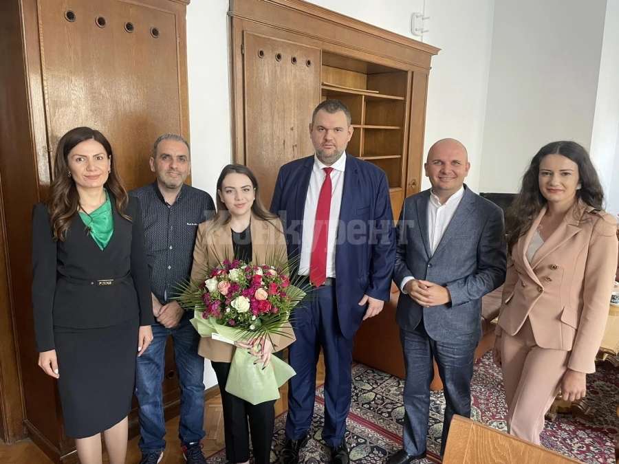 Делян Пеевски се срещна с шахматистката Нургюл Салимова 