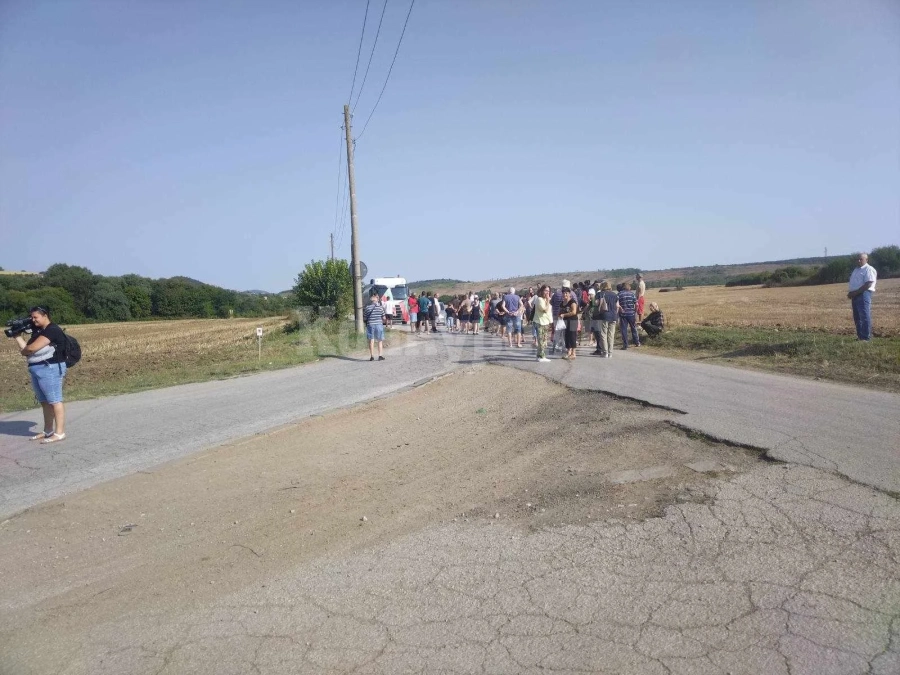 В Долна Кремена излязоха на протест срещу тежкотоварния трафик СНИМКИ