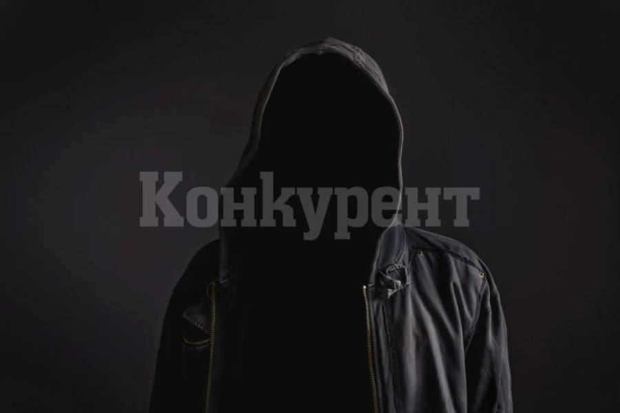 Бандит причака врачанин във входа на блока му, ограби го и офейка