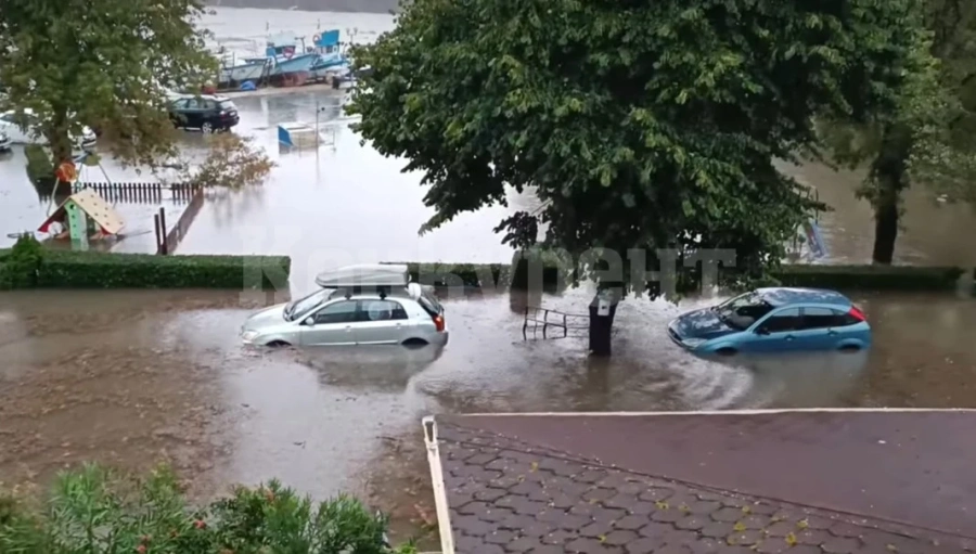 Порой на морето: Ахтопол е под вода, обявиха бедствено положение в Царево