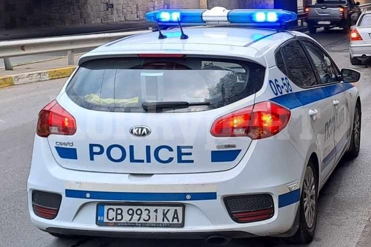 Ченгетата се хванаха за главата - спряха за проверка шофьор без номера, а... 