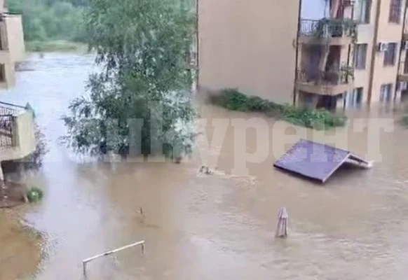 Нормализира се обстановката край Царево, вече има ток и вода