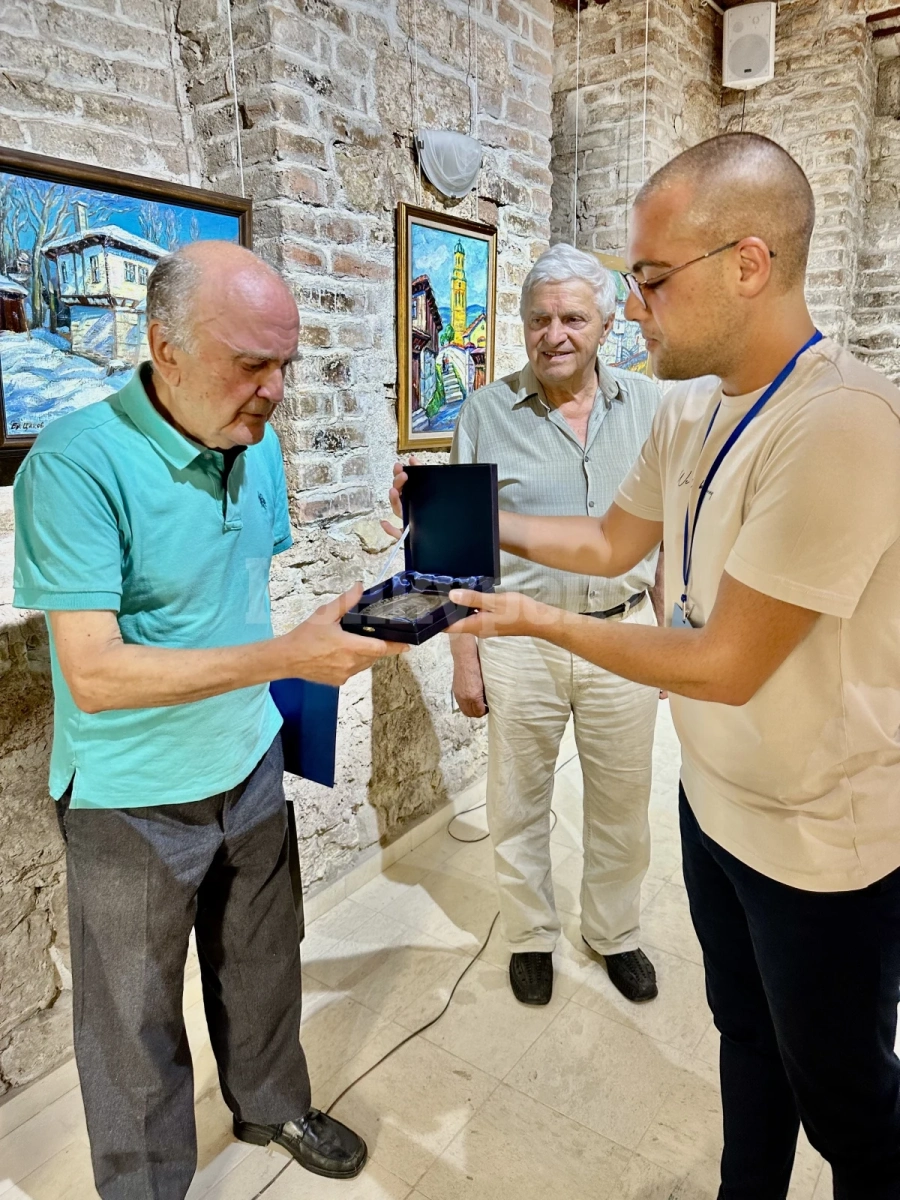 Оряховски художник откри изложба в родния си град СНИМКИ