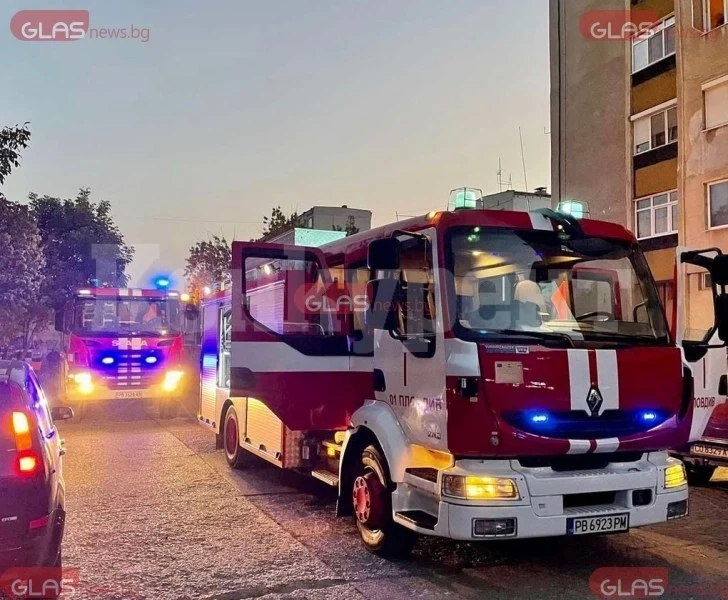 Огромен пожар избухна в цех, пострадаха четирима