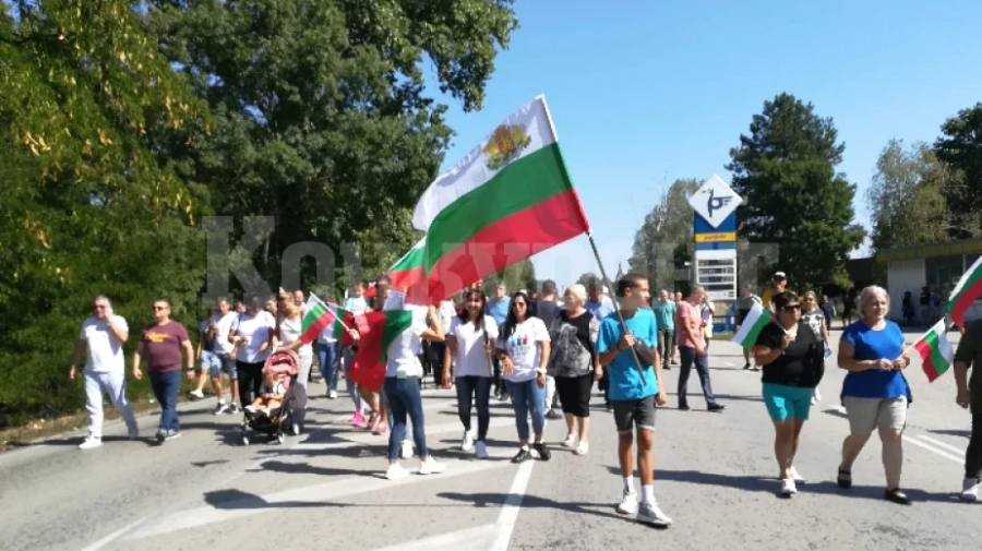 Протестно автошествие във Видин блокира пътя до София