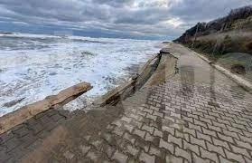 Заради старо свлачище: Пропада крайбрежната алея в Ахтопол
