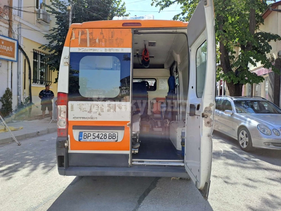 Жена припадна при социалните, извикаха линейка СНИМКИ