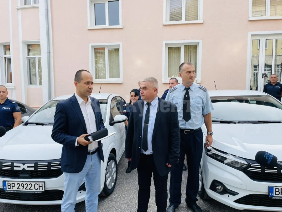 Дариха нови автомобили на полицията във Враца СНИМКИ