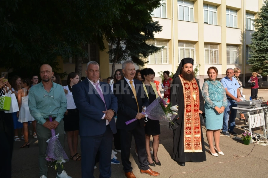 Златко Живков удари първия звънец в ОУ „Иван Вазов\