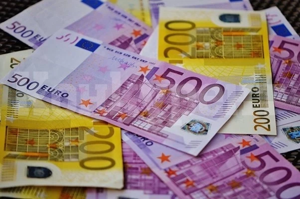 Полша повишава минималната заплата до 915 евро от януари