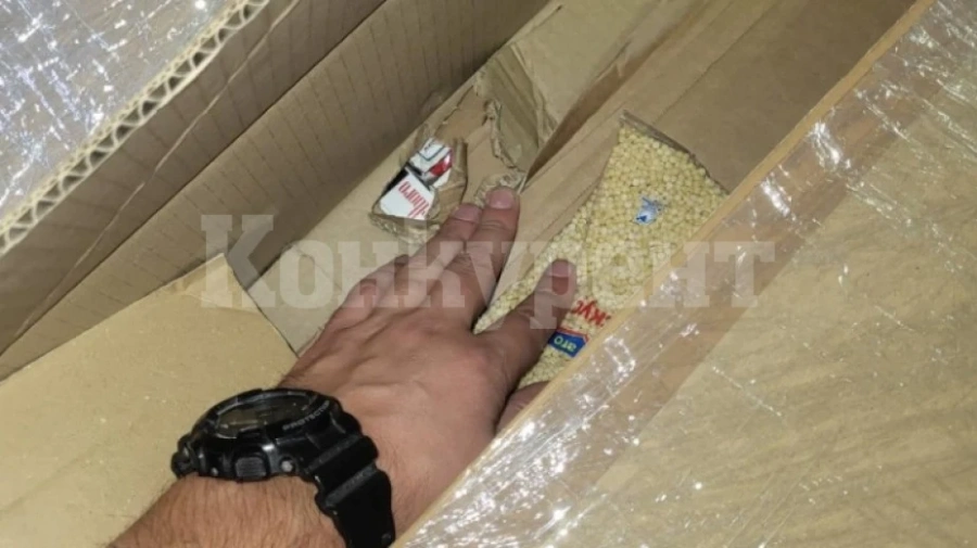 Митничари откриха над 42 000 кутии контрабандни цигари в два тира на Дунав мост 2