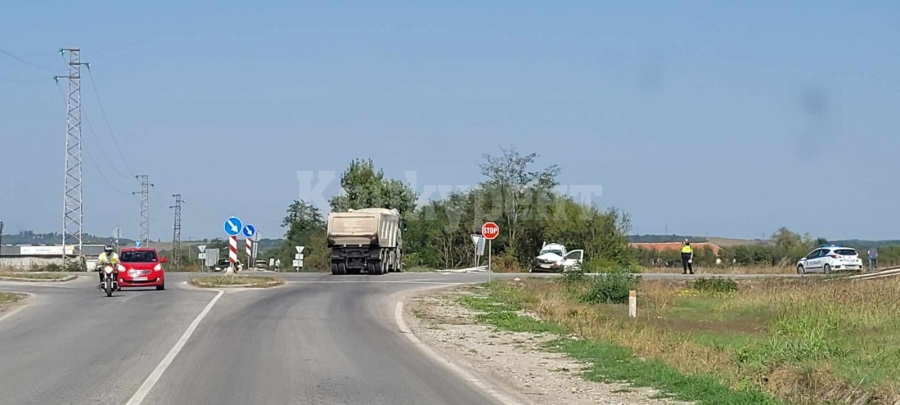 Камион и баничарка се удариха на обхода, има ранен СНИМКИ