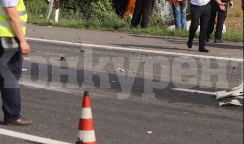 Бус помете „Фолксваген“, спрял край пътя, шофьорът на колата е с комоцио