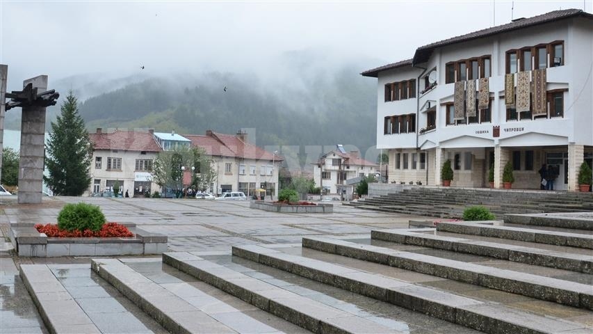 ГЕРБ, Възраждане и БСП в битката за кмет на Чипровци