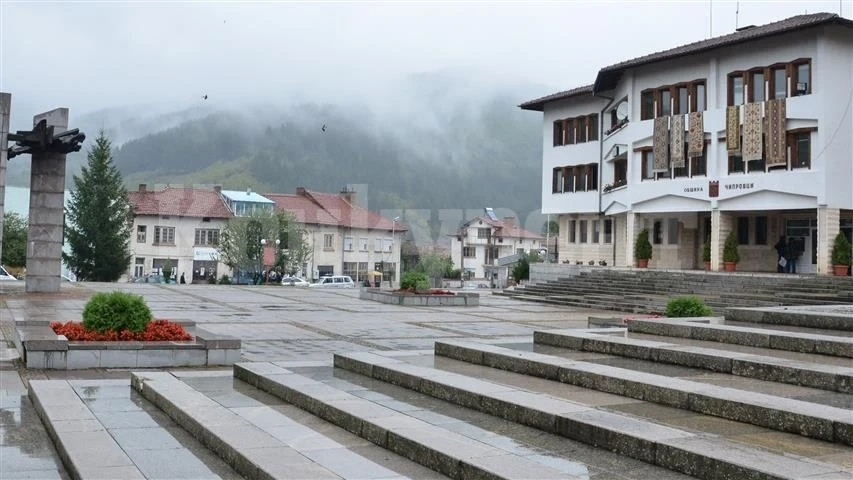 ГЕРБ, Възраждане и БСП в битката за кмет на Чипровци