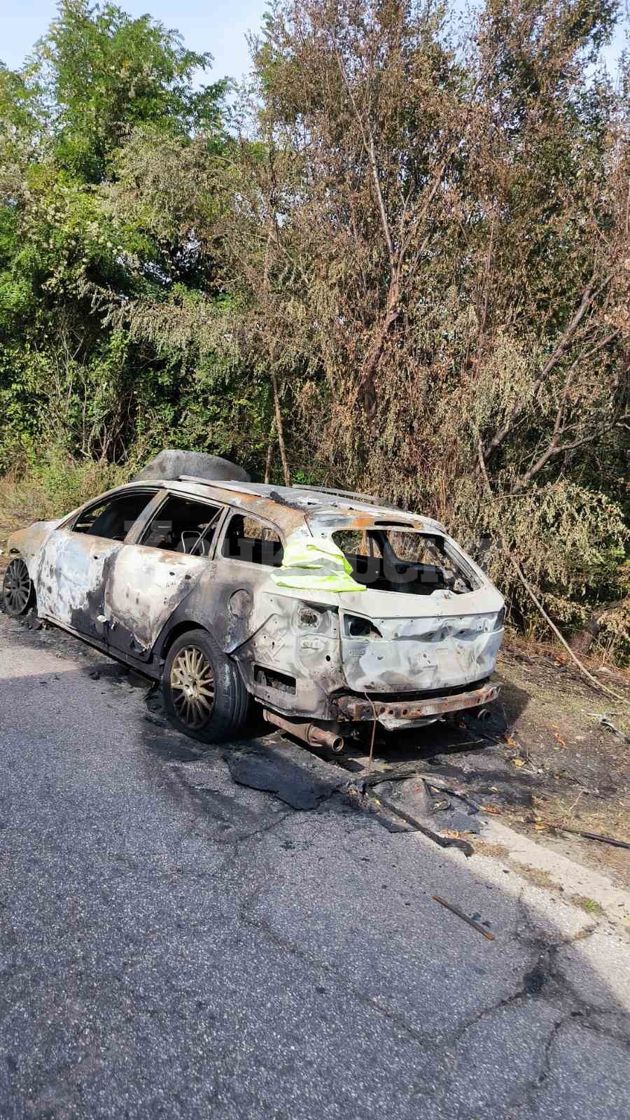 Изгоряла кола стряска пътуващите към София и Ботевград СНИМКИ 