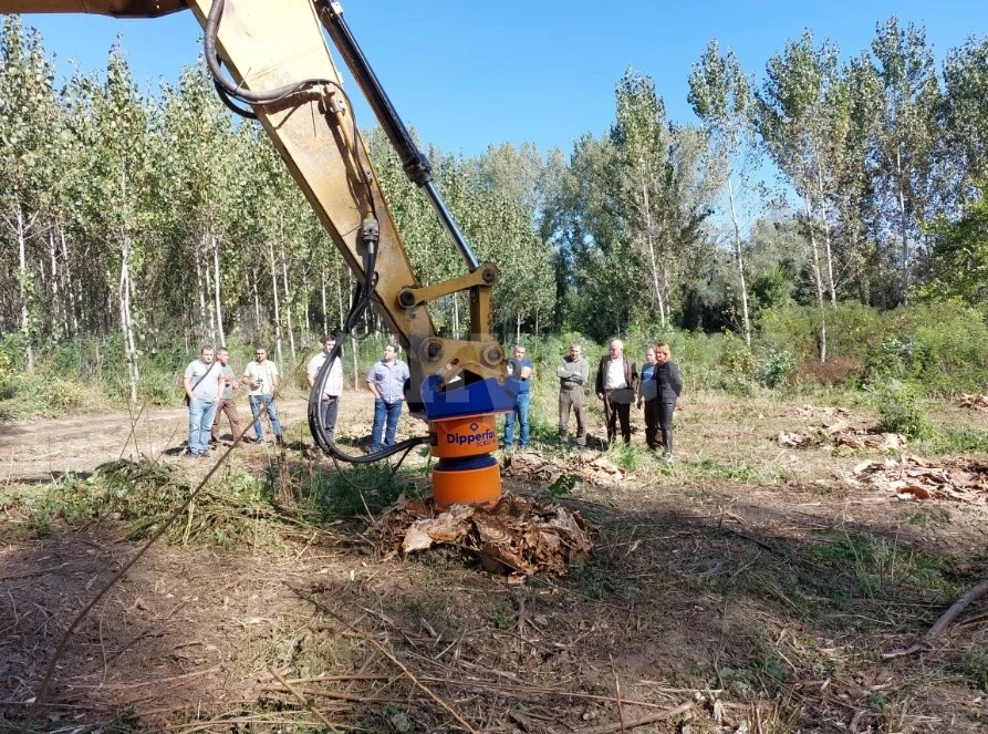 Демонстрираха раздробяване на пънове на територията на ДГС-Оряхово