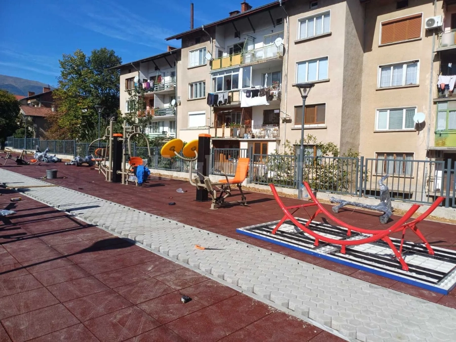 Продължават дейностите по подобряване на градската среда в Берковица СНИМКИ