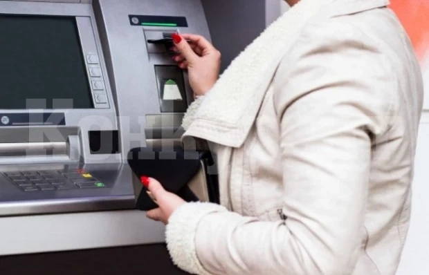 Заловиха жена, откраднала дебитни карти и теглила пари