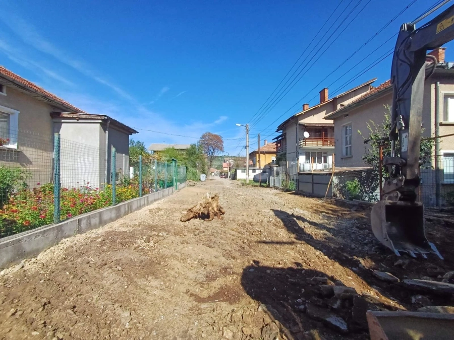 Започна асфалтирането на три улици в Берковица СНИМКИ