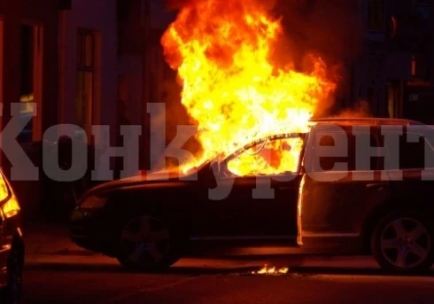 ГОРЕЩА НОЩ Пламна кола на паркинг, обгоря и съседния автомобил