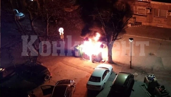 Пожар в контейнер за малко да унищожи три коли 