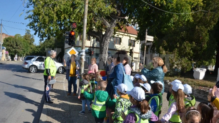 Деца проведоха практическо обучение за пресичане на кръстовище във Видин
