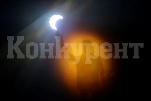 Огнен пръстен се образува около Луната през нощта