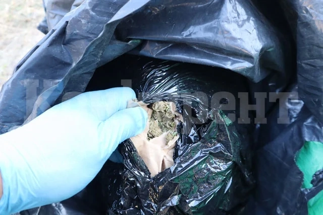 Удар на ченгетата! Спряха кола на Е-79 и вътре откриха...СНИМКИ