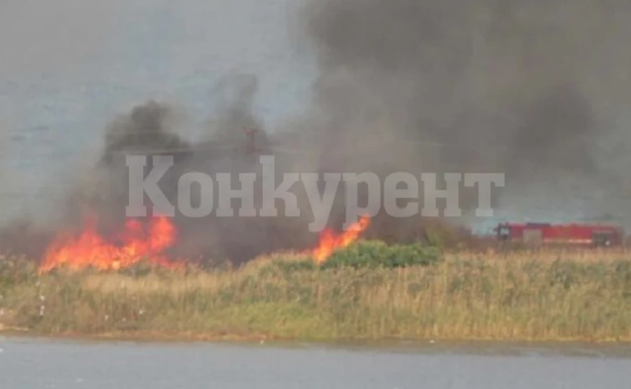 Пожар лумна край Краводер, шофьорите да внимават