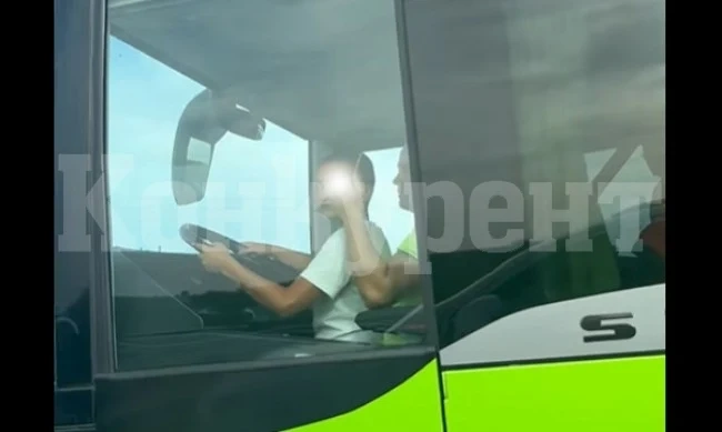 Заснеха дете зад волана на автобус, пълен с пътници, на АМ „Тракия”