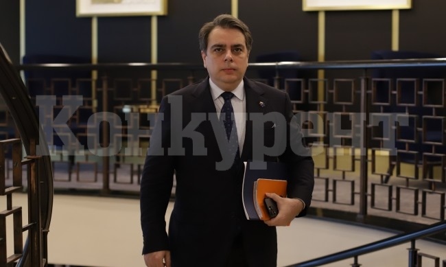 Асен Василев резна пенсионерите, не са заложени коледни добавки