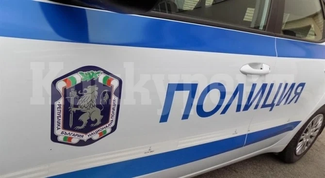 Мъж заплашва клиенти, персонал и полицаи в заведение, обръща и чупи маси
