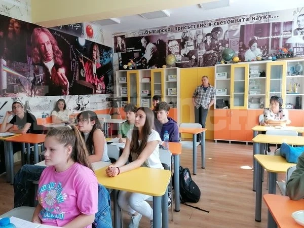 Ученици от ППМГ-Враца се включиха в Европейската нощ на учените 2023