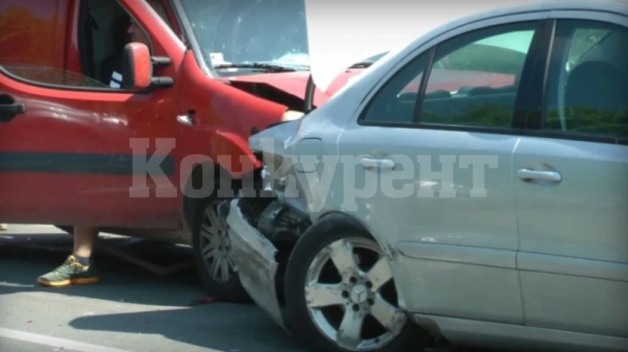 Жена пострада при верижна катастрофа във Враца