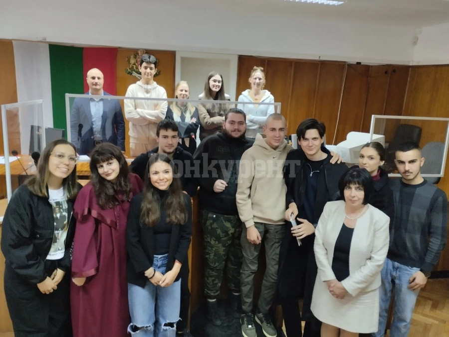 Абитуриенти облякоха съдийски и прокурорски тоги