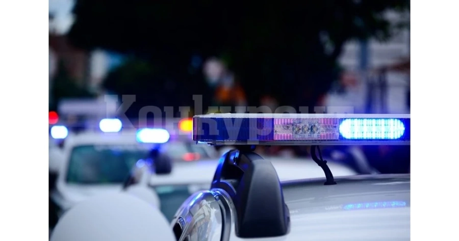 Шофьор на микробус заспа и се заби в двора на къща в Монтанско, половината село е без ток